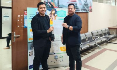 Kuasa hukum DPS menunjukkan salinan surat permohonan mediasi tripartit yang akan diajukan ke Dinas Ketenagakerjaan Kota Jakarta Selatan, terkait sengketa PHK antara DPS dan PT NIL, Kamis (20/8/2026). (Foto: Dok. Kuasa Hukum DPS)