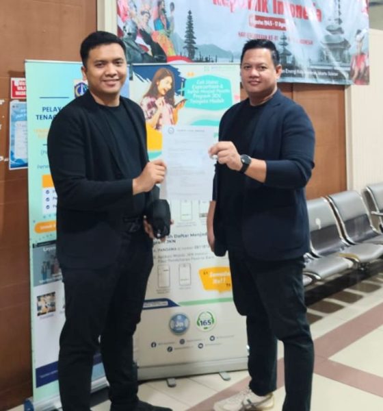 Kuasa hukum DPS menunjukkan salinan surat permohonan mediasi tripartit yang akan diajukan ke Dinas Ketenagakerjaan Kota Jakarta Selatan, terkait sengketa PHK antara DPS dan PT NIL, Kamis (20/8/2026). (Foto: Dok. Kuasa Hukum DPS)